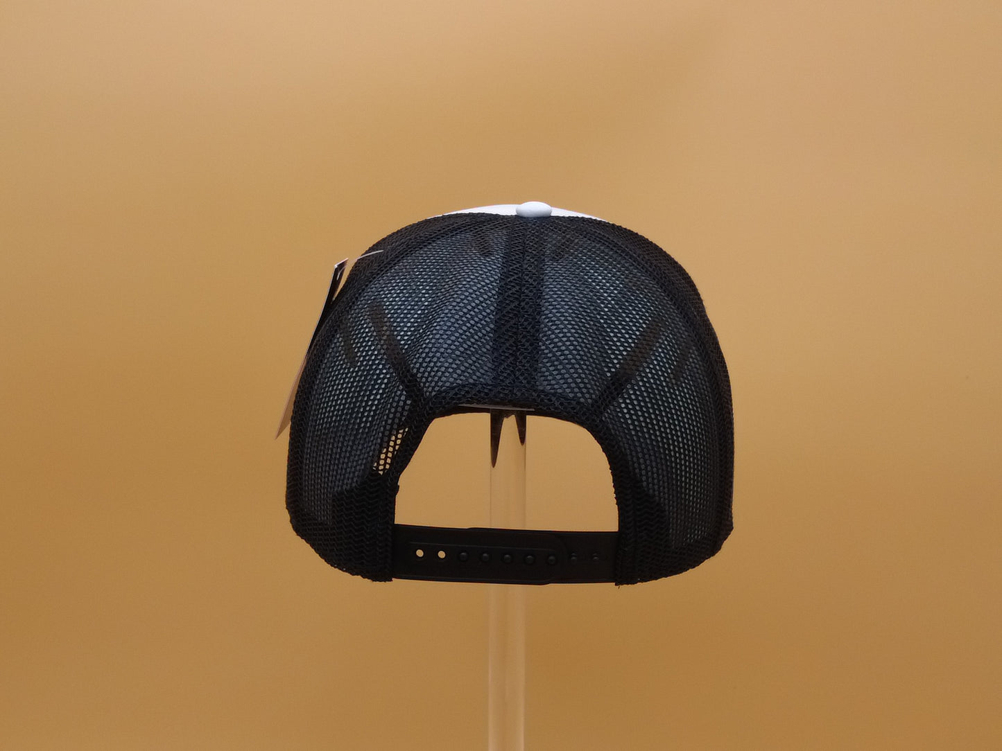BLACK/WHITE TRUCKER MESH CAP