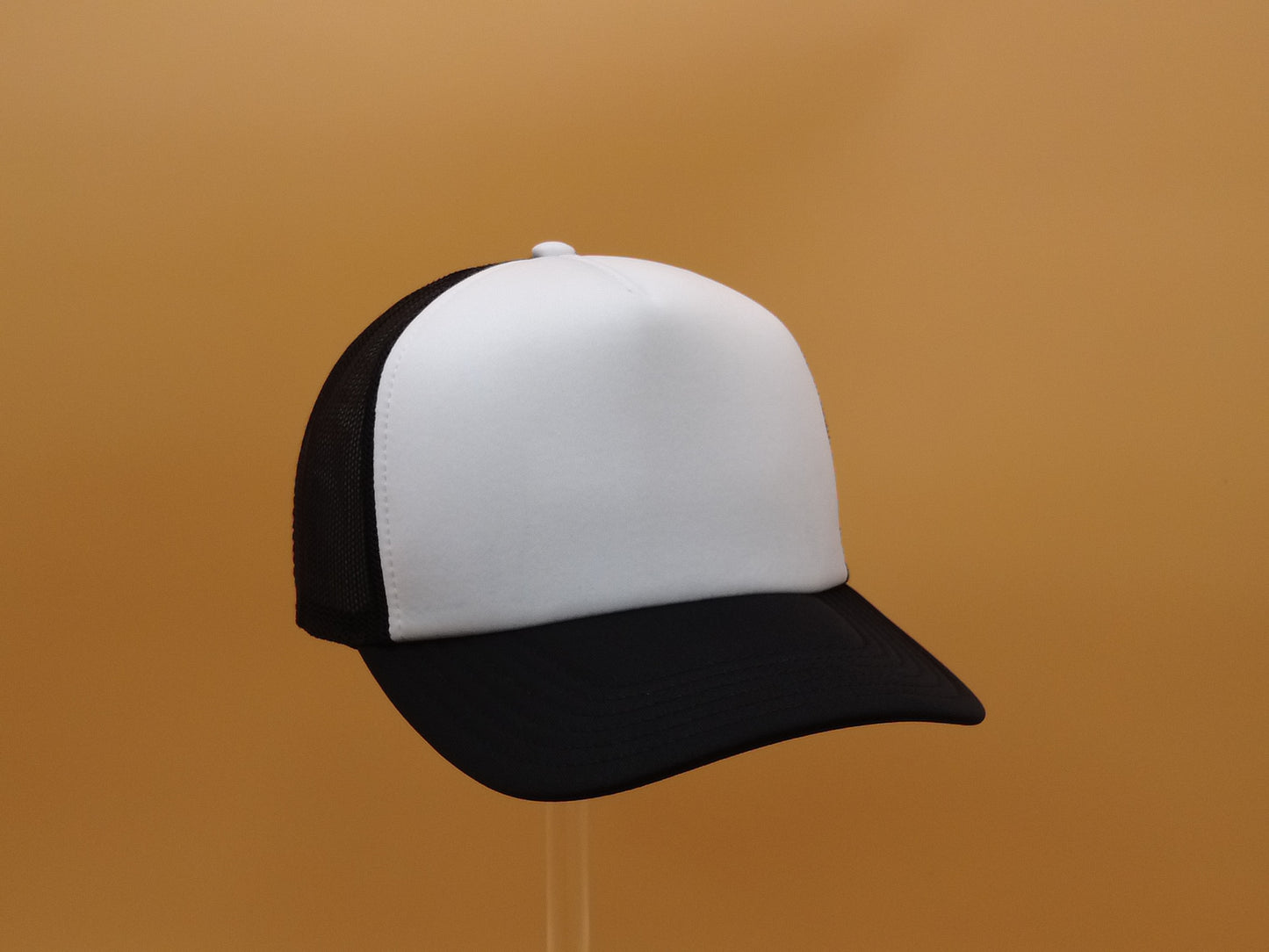 BLACK/WHITE TRUCKER MESH CAP